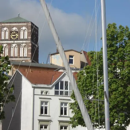 Zur Fährbrücke 3*